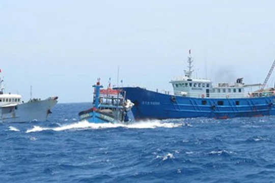 Tàu cá Trung Quốc đâm chìm tàu cá Việt Nam trong sự kiện giàn khoan Hải Dương 981. Nguồn: Internet