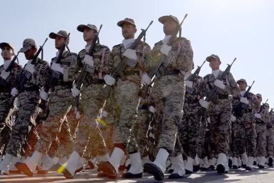 Lực lượng Vệ binh Cách mạng Iran diễu hành tại Tehran ngày 22.9.2015 - Ảnh: AFP