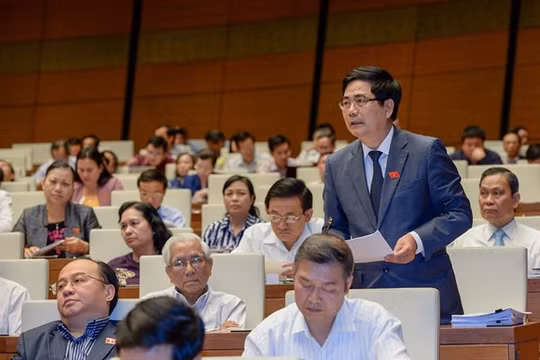 Bộ trưởng Cao Đức Phát trả lời chất vấn tại kỳ họp thứ 9, Quốc hội XIII (Ảnh: VPQH)