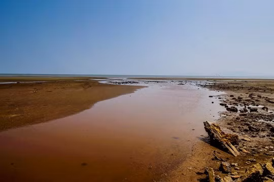 Sông ở Kuantan nhiễm chuyển thành màu đỏ