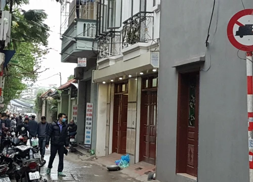 Chiều 3/1, lực lượng chức năng đã phong tỏa ngõ 279, Hoàng Mai. Ảnh: Võ Hải Căn nhà có chậu nhôm và túi ni lông màu xanh phía trước là nơi phát hiện thi thể chủ tịch huyện Quốc Oai. Ảnh: Võ Hải 