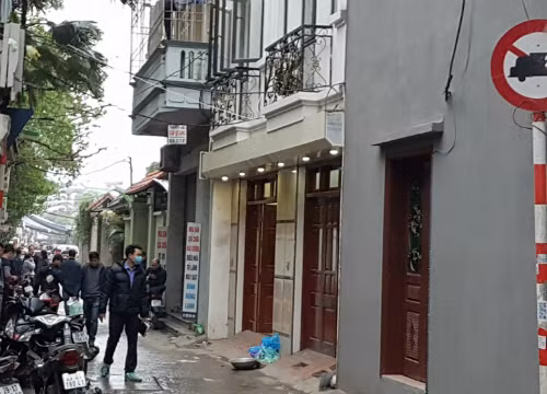 Chiều 3/1, lực lượng chức năng đã phong tỏa ngõ 279, Hoàng Mai. Ảnh: Võ Hải Căn nhà có chậu nhôm và túi ni lông màu xanh phía trước là nơi phát hiện thi thể chủ tịch huyện Quốc Oai. Ảnh: Võ Hải 