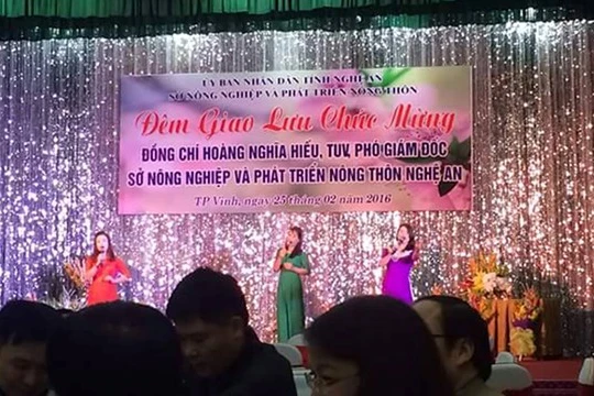 Bảng chào mừng hoành tráng ghi rõ Sở Nông nghiệp tỉnh Nghệ An tổ chức đêm giao lưu.