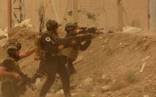 Lực lượng an ninh Iraq đang bảo vệ trụ sở chính quyền ở Ramadi trước các cuộc tấn công của IS hôm 14/5. Ảnh: AP