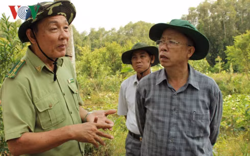 Bí thư Tỉnh ủy Trần Công Chánh (phải) nghe ngành kiểm lâm báo cáo về công tác phòng chống cháy rừng, hạn mặn tại huyện Phụng Hiệp, tỉnh Hậu Giang.