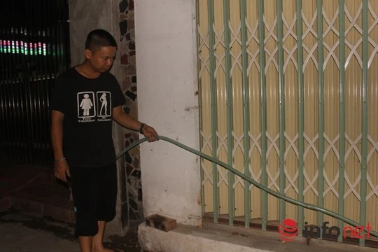 Các đường ống được mắc nối loằng ngoằng từ nhà này sang nhà khác