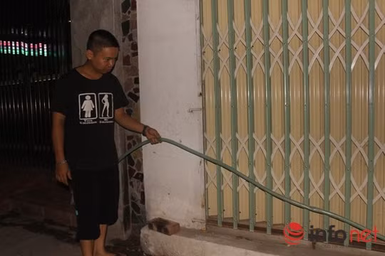 Các đường ống được mắc nối loằng ngoằng từ nhà này sang nhà khác