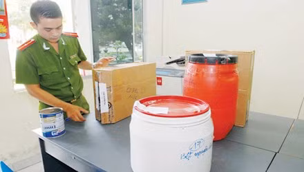 Bột nguyên liệu làm sữa giả bị thu giữ.