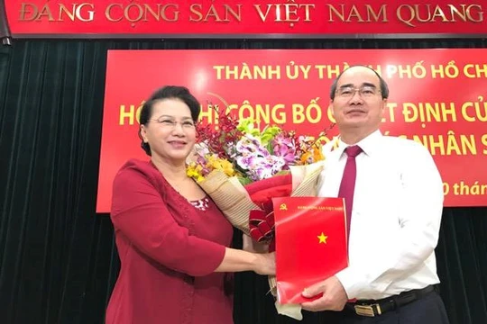 Chủ tịch Quốc hội Nguyễn Thị Kim Ngân trao quyết định cho ông Nguyễn Thiện Nhân. Ảnh Thanh Niên