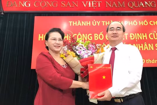 Chủ tịch Quốc hội Nguyễn Thị Kim Ngân trao quyết định cho ông Nguyễn Thiện Nhân. Ảnh Thanh Niên