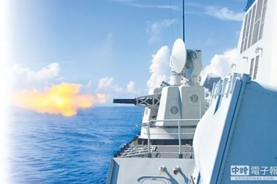 Tàu chiến Trung Quốc tập trận bắn đạn thật ở Biển Đông. Ảnh: China Times.