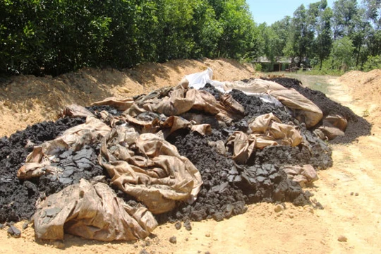 Cơ quan chức năng phát hiện khoảng 100 tấn chất thải của Formosa chôn lấp trái phép - Ảnh: CTV