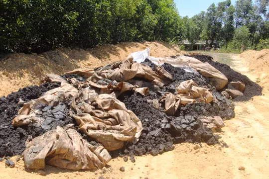 Cơ quan chức năng phát hiện khoảng 100 tấn chất thải của Formosa chôn lấp trái phép - Ảnh: CTV