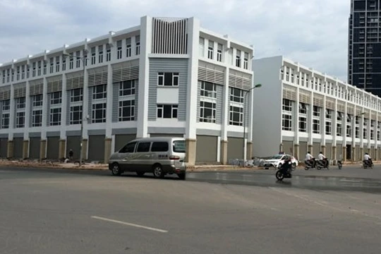 Một trong 2 khối nhà liền kề" trá hình nhìn từ bên ngoài.