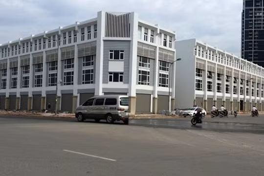 Một trong 2 khối nhà liền kề" trá hình nhìn từ bên ngoài.