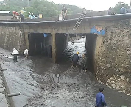 Bất chấp nguy hiểm do mưa lũ, người dân dầm mình dưới suối mót than