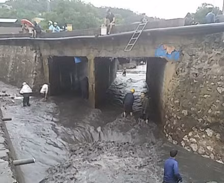 Bất chấp nguy hiểm do mưa lũ, người dân dầm mình dưới suối mót than