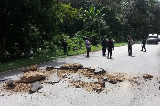 Cảnh sát Thái Lan đang kiểm tra hiện trường quả bom nổ bên vệ đường trong vụ tấn công vào văn phòng chính phủ tại Narathiwat hôm 29.12