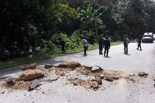 Cảnh sát Thái Lan đang kiểm tra hiện trường quả bom nổ bên vệ đường trong vụ tấn công vào văn phòng chính phủ tại Narathiwat hôm 29.12