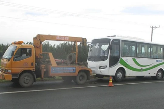 Cứu hộ xe bị nổ vỏ.