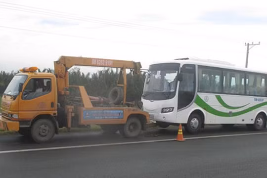 Cứu hộ xe bị nổ vỏ.