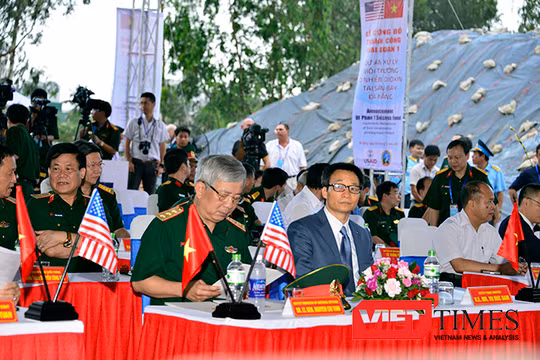  Ngày 3/5, tại Sân bay Đà Nẵng, Phó Thủ tướng Vũ Đức Đam; Thượng tướng Nguyễn Chí Vịnh, Thứ trưởng Bộ Quốc phòng; Đại sứ Hoa Kỳ tại Việt Nam Ted Osius và các cơ quan hữu quan cùng công bố hoàn thành giai đoạn 1 dự án xử lý dioxin ở sân bay Đà Nẵng sau 4 n