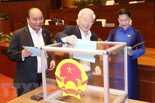 Đại biểu Quốc hội đánh giá những người được Quốc hội bầu hoặc phê chuẩn bằng lá phiếu tín nhiệm. Ảnh: TTXVN