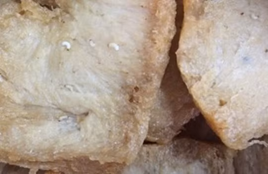 Kinh hãi giòi lúc nhúc trong sườn non đóng gói