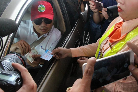 Trạm thu phí BOT Cai Lậy đã phải tạm dừng hoạt động từ 1 đến 2 tháng để rà soát lại toàn bộ các vấn đề liên quan Nguồn: VNN