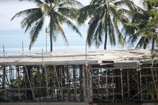 Công trình nhô cao che tầm nhìn ra biển - Ảnh: Tiến Thành