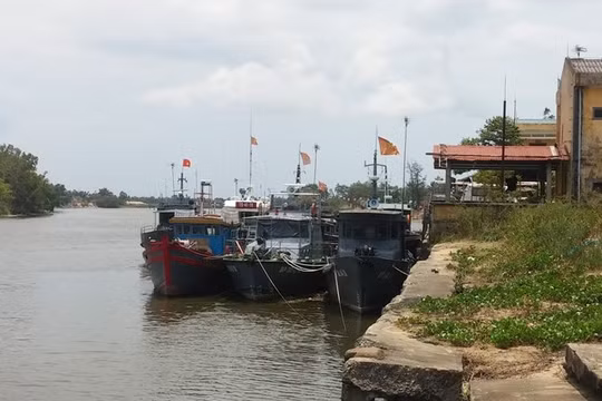 Tàu của Bộ đội biên phòng Quảng Trị nằm yên tại cảng nhưng lập hồ khống tuần tra biển để rút ruột nhà nước hàng tỉ đồng.