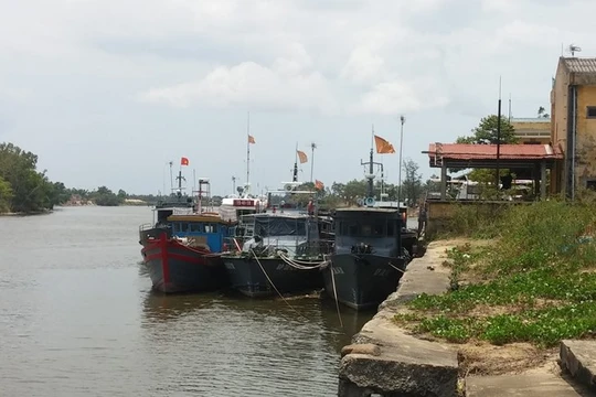 Tàu của Bộ đội biên phòng Quảng Trị nằm yên tại cảng nhưng lập hồ khống tuần tra biển để rút ruột nhà nước hàng tỉ đồng.