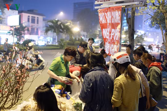 Những ngày cuối năm Bính Thân, trong khi mọi người hối hả mua sắm, dọn dẹp nhà cửa chuẩn bị đón Tết, thì tại một góc nhỏ trên đường Nguyễn Chí Thanh (Hà Nội), một gian hàng miễn phí xuất hiện với hi vọng giúp những người lao động nghèo đón Năm mới bớt thi
