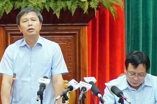 Phó giám đốc Sở TN&MT Hà Nội Nguyễn Hữu Nghĩa trao đổi với phóng viên chiều 6/10. Ảnh: Dũng Nguyễn.