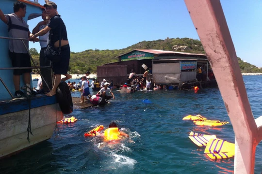 Hiện trường vụ lật bè trên Vinh Vĩnh Hy (Ninh Thuận)