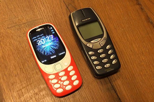 Nokia 3310 phiên bản 2017 mới (trái) và phiên bản nguyên thủy năm 2000 (phải)
