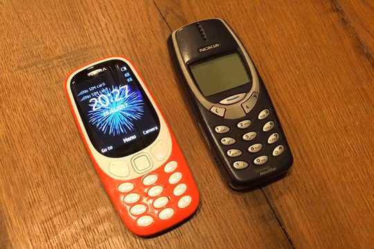 Nokia 3310 phiên bản 2017 mới (trái) và phiên bản nguyên thủy năm 2000 (phải)