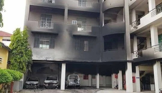 Sở KHĐT Bình Thuận bị các đối tượng quá khích đập phá, đốt cháy ngày 10/6. Ảnh: Tuổi trẻ