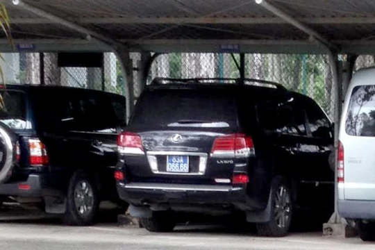 Chiếc Lexus biển số 83A - 066.66 do văn phòng tỉnh ủy quản lý, sử dụng - Ảnh: H.MAI