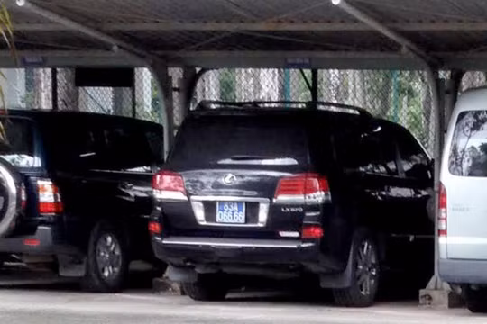 Chiếc Lexus biển số 83A - 066.66 do văn phòng tỉnh ủy quản lý, sử dụng - Ảnh: H.MAI