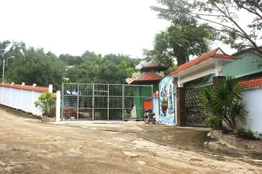 Cổng tam quan được chủ nhân đập đi để thay thế bằng cổng sắt_Ảnh: Lê Đình Dũng