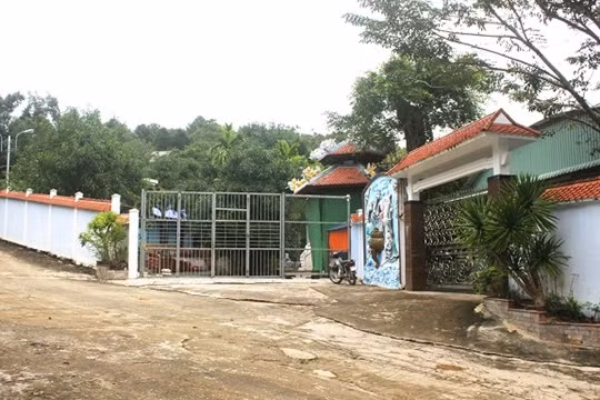 Cổng tam quan được chủ nhân đập đi để thay thế bằng cổng sắt_Ảnh: Lê Đình Dũng