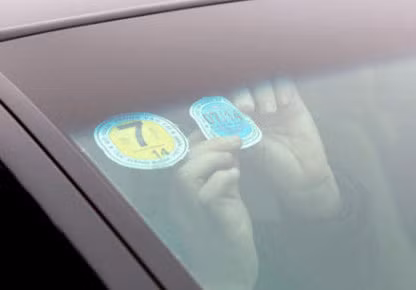 Ôtô sẽ không phải dán tem nộp phí đường bộ trên kính trước - Ảnh: T.PHÙNG