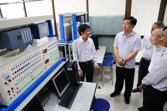 Bí thư Thành ủy TP HCM Đinh La Thăng thăm các phòng kỹ thuật của ĐH Tôn Đức Thắng. Ảnh:Hải An