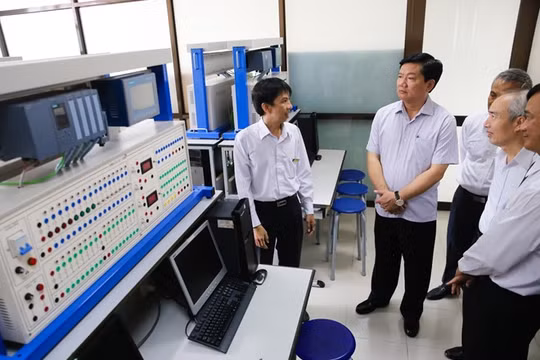 Bí thư Thành ủy TP HCM Đinh La Thăng thăm các phòng kỹ thuật của ĐH Tôn Đức Thắng. Ảnh:Hải An