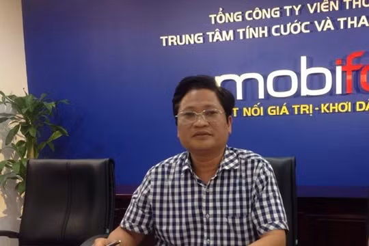 Ông Nguyễn Khắc Lịch, Phó giám đốc Trung tâm Ứng cứu khẩn cấp máy tính Việt Nam (VNCERT) giám sát việc khóa sim rác ở MobiFone. Ảnh: Kiều Vui. 