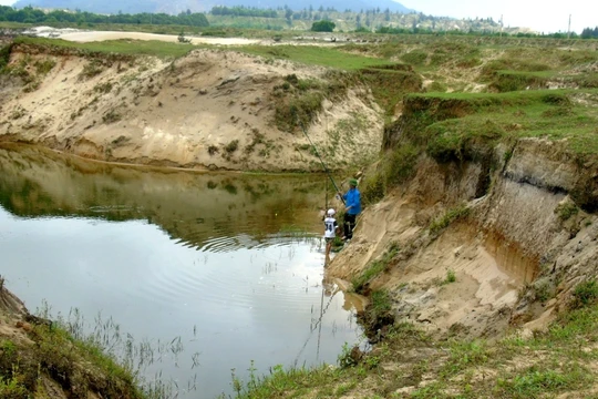 Dừng hoạt động từ 2011, mỏ sắt Thạch Khê hiện đang tồn tại trong tình trạng như này. Nguồn ảnh: Báo Hà Tĩnh 