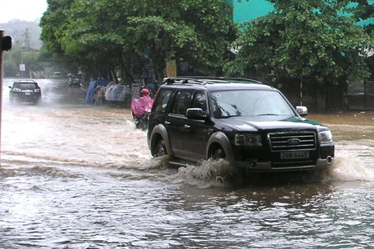 Đường Nguyễn Huệ gần cửa khẩu Quốc tế Lào Cai ngập trong nước sáng 11- 10 - Ảnh: Phạm Ngọc Triển