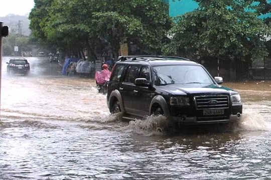 Đường Nguyễn Huệ gần cửa khẩu Quốc tế Lào Cai ngập trong nước sáng 11- 10 - Ảnh: Phạm Ngọc Triển