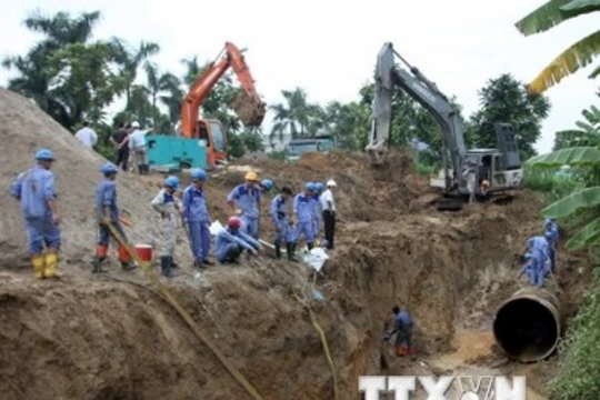 Hiện trường sự cố vỡ đường ống nước. (Ảnh: Tuấn Anh/TTXVN)